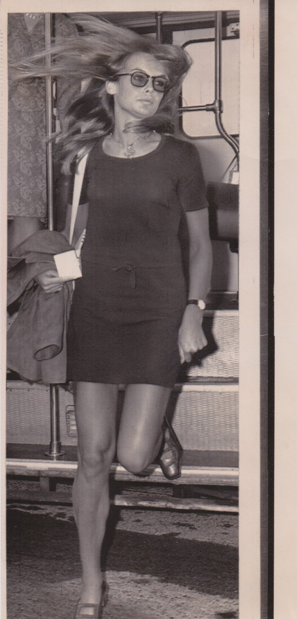 1967 Press Photo Leggy Supermodel and Actress Jean Shrimpton at Heathrow Airport
