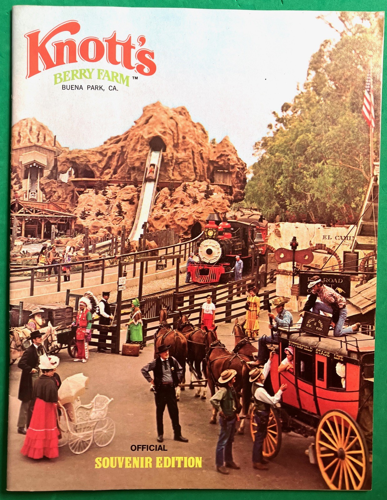 KNOTT\'S BERRY FARM.Official Souvenir Edition Book,1970s, w/ 25 Knott\'s postcards