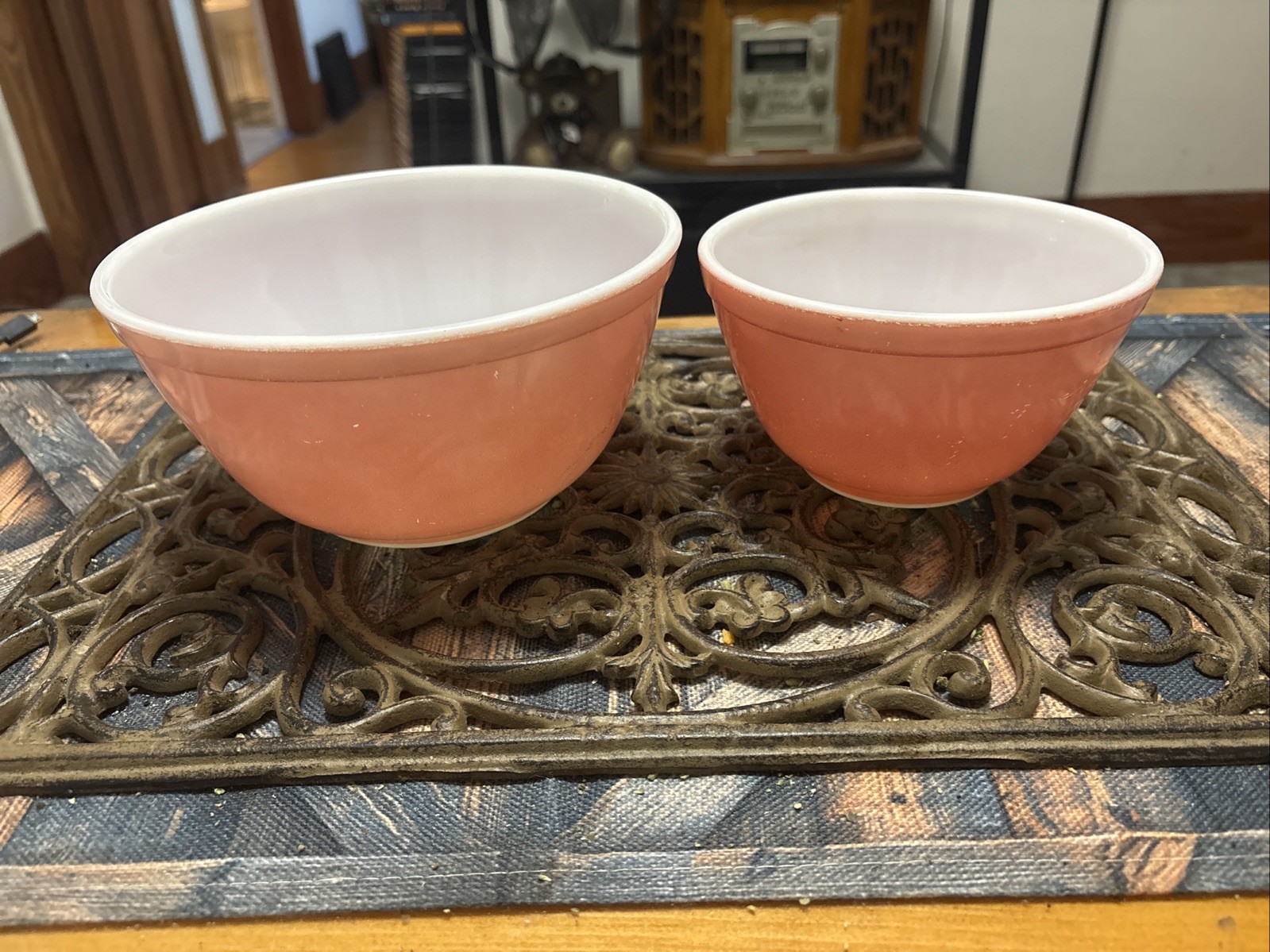 Vtg Solid Pink Pyrex Set Of 2 Pyrex Nesting Mixing Bowls 401-402