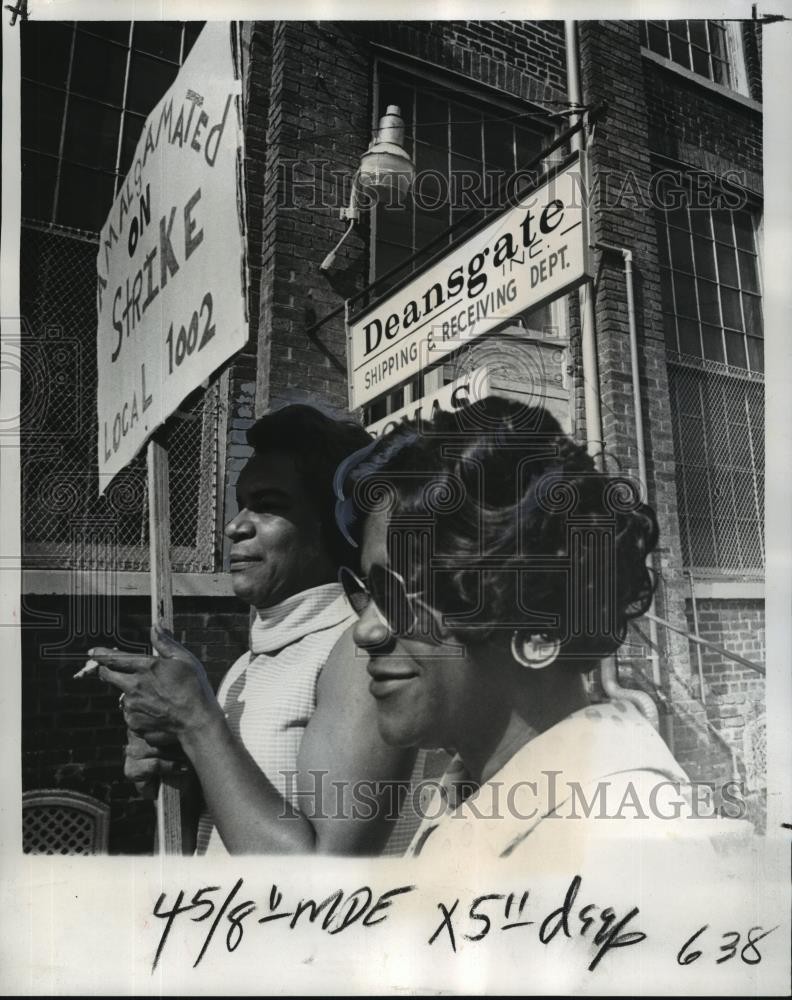 1974 Press Photo Amalgamated Clothing Workers of America - Workers on Strike