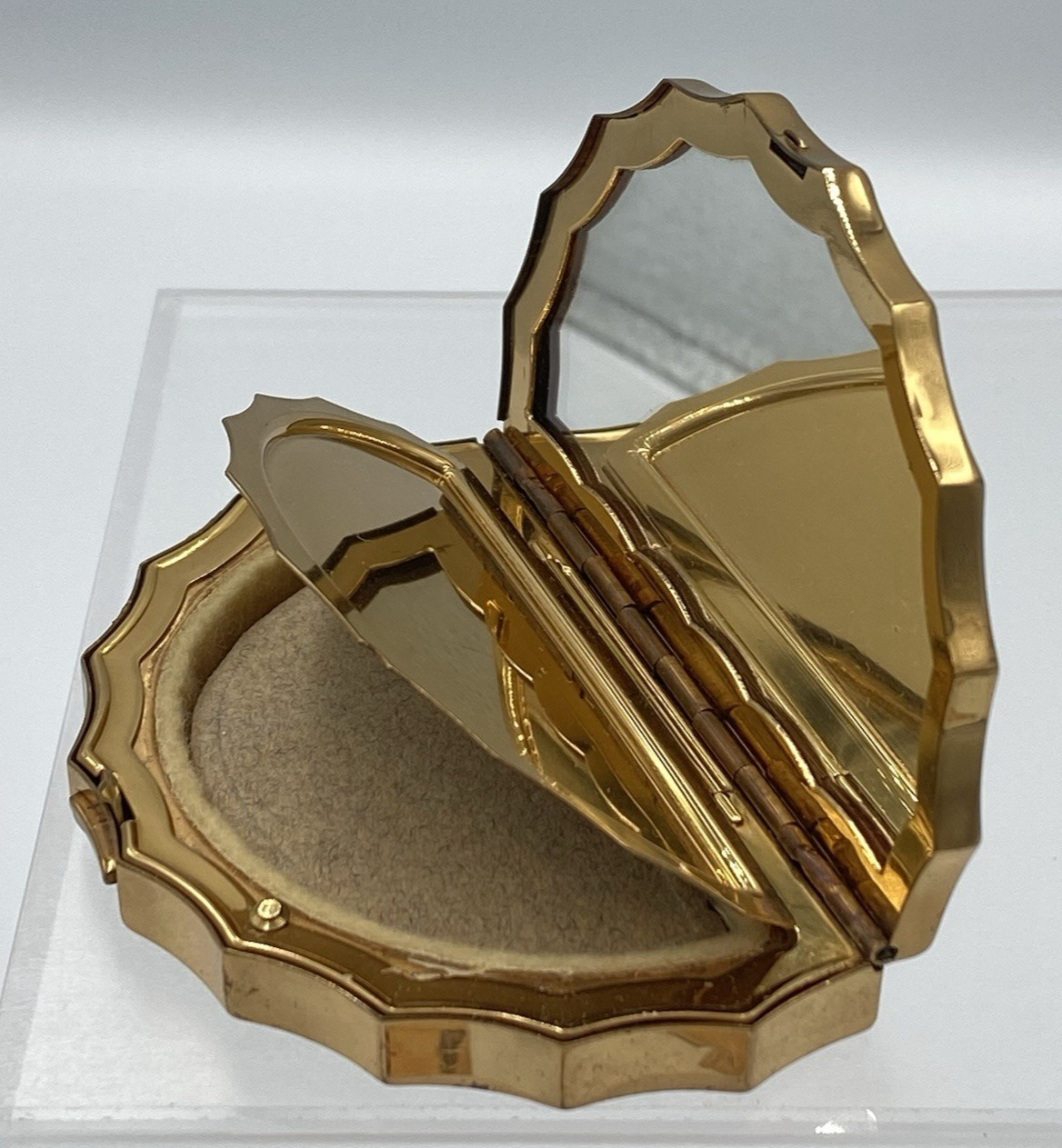 Vnt 1930s Kotler & Kopit K&K Art Deco Shell Shaped Gold Tone Powder Compact VGC