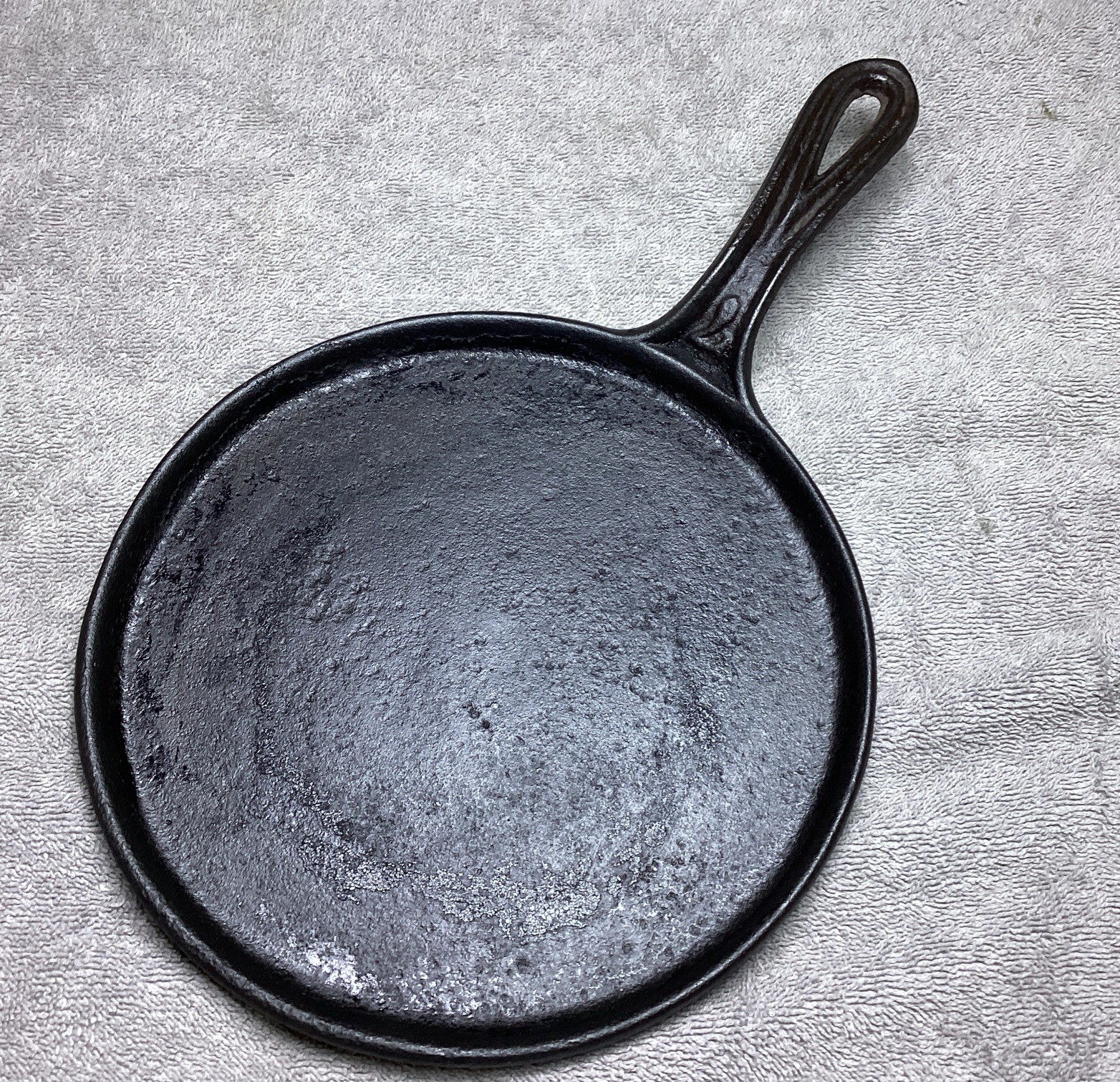 ANTIQUE GATEMARK RAISED 7 GRIDDLE. FANCY HANDLE 8-1/2” DIAMETER