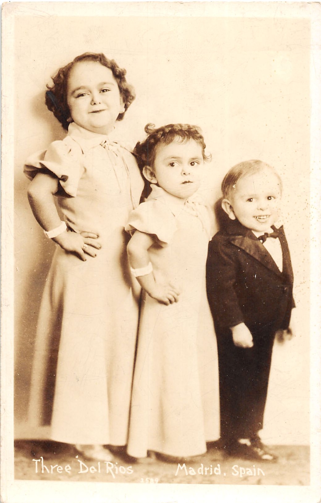 J44/ Interesting RPPC Postcard c1930s Three Del Rios Side Show Freaks 39