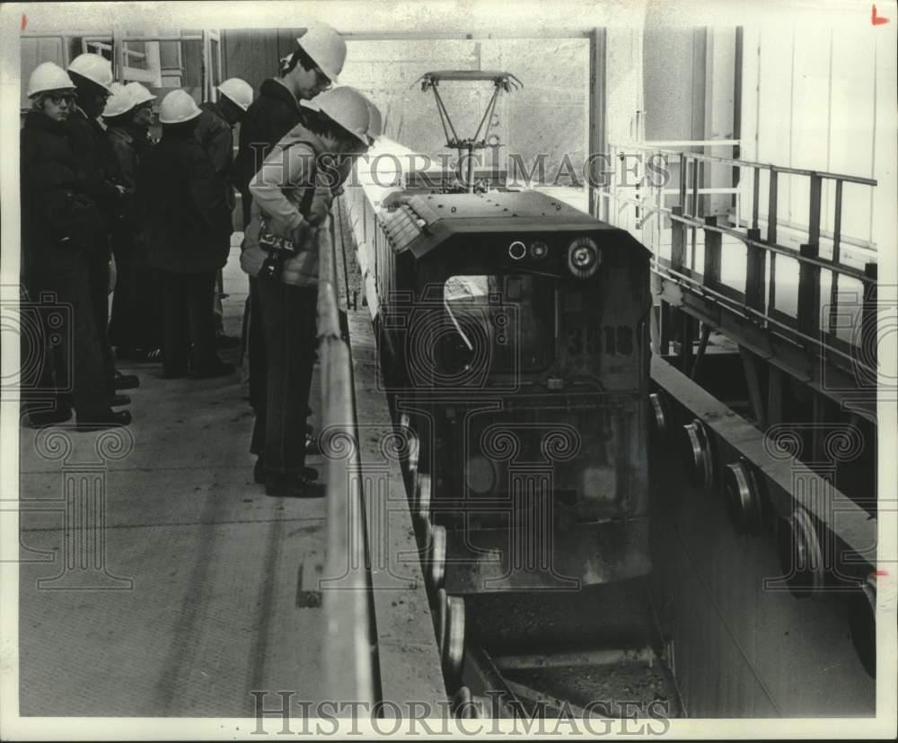 1979 Press Photo Visitors inspect Molybdenum Process Operation in Henderson Mill