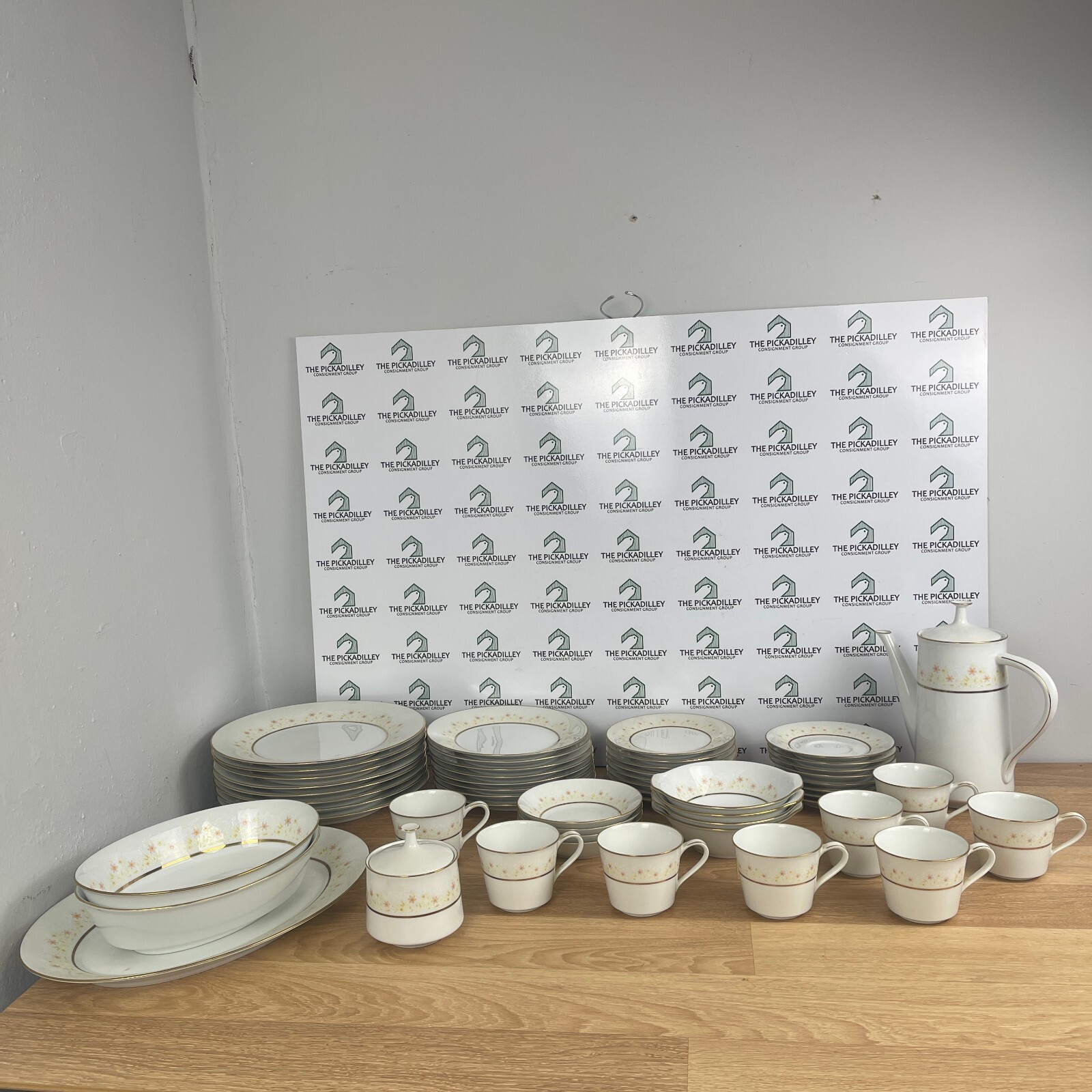 Noritake Augusta 2025 Dinner Plates White Gold Floral Set Noritake Augusta 2025 Dinner Plates White Gold Floral Set