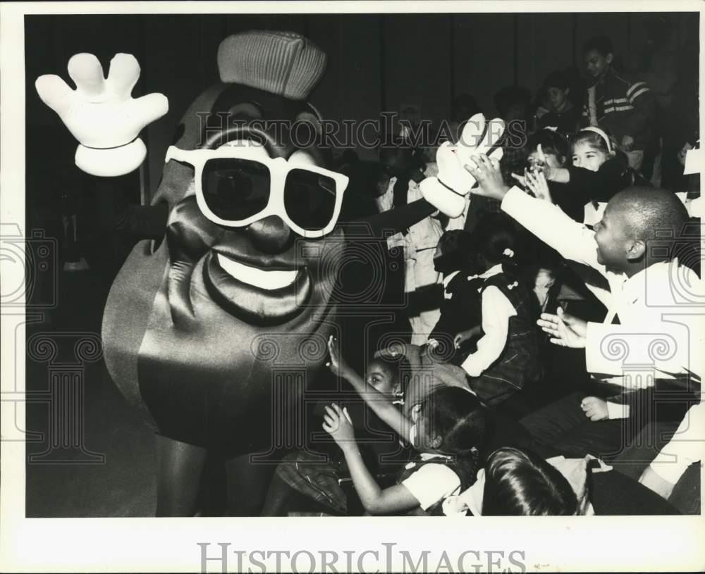 1989 Press Photo California Raisins mascot visits Boston Public Library