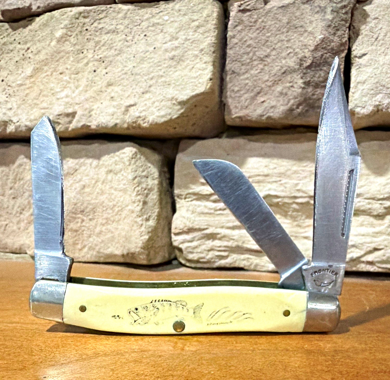 Imperial USA Frontier Largemouth Bass Scrimshaw Pocketknife. Stockman.