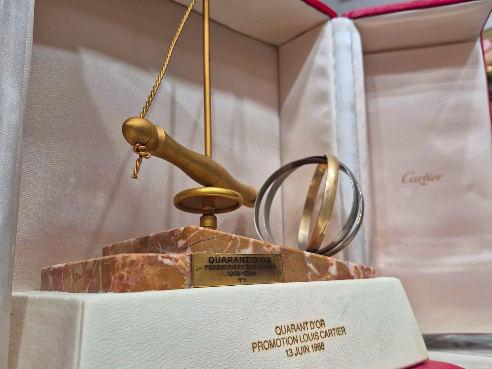Cartier Quarant D\'Or Promotion Louis Cartier 13 Juin 1988 Marble Metal Display