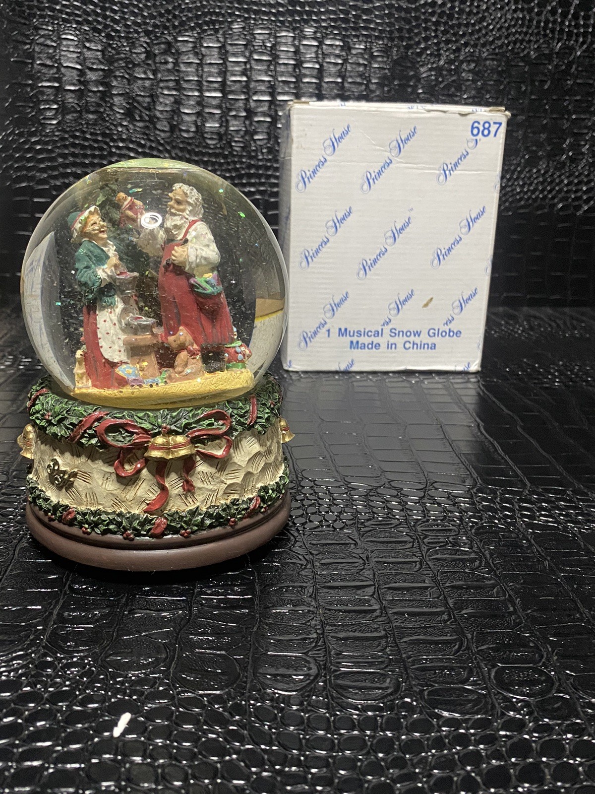 Princess House - Santa & Mrs. Clause Musical Snow Globe 688 NOS Princess House - Santa & Mrs. Clause Musical Snow Globe 688 NOS