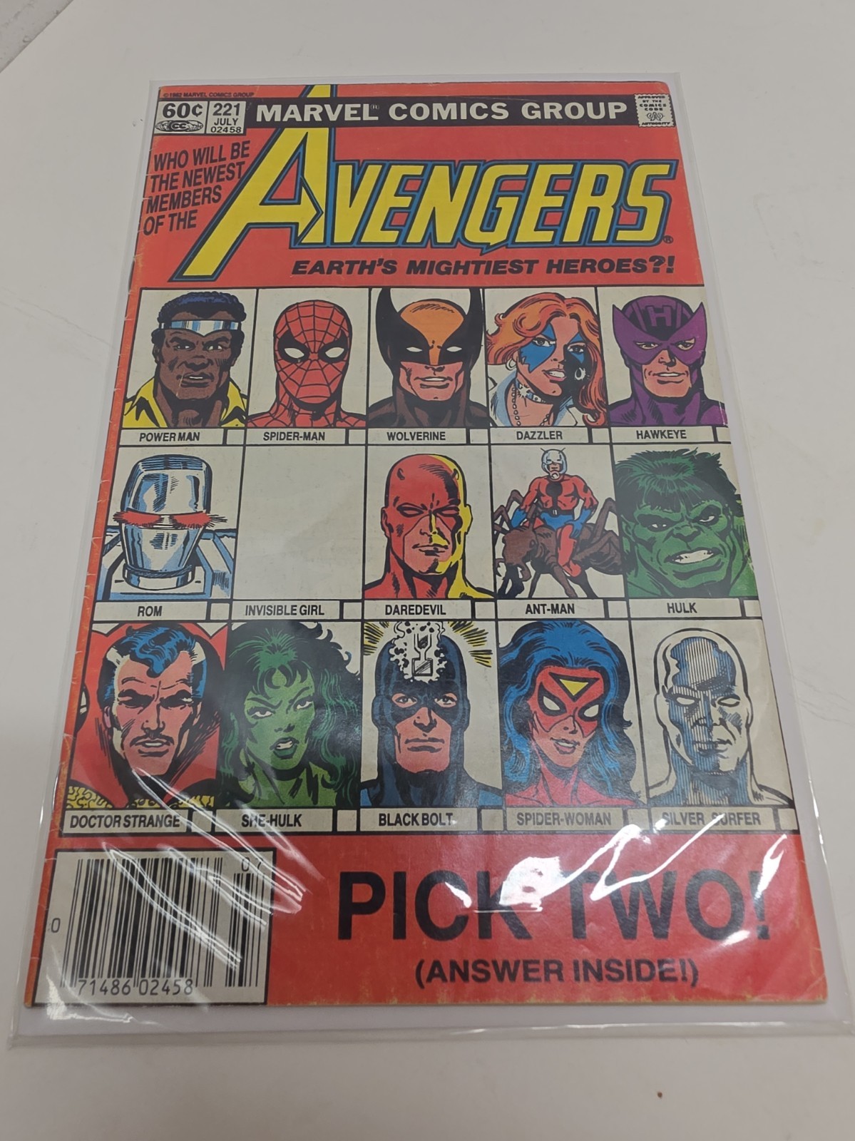 Avengers #221 (Marvel, 1982) Newsstand Edition / She-Hulk Joins Avengers / FN+ Avengers #221 (Marvel, 1982) Newsstand Edition / She-Hulk Joins Avengers / FN+