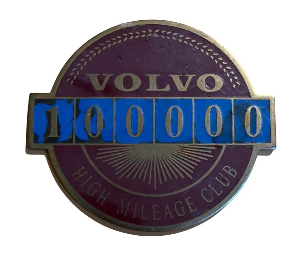 Badge auto car Volvo 100.000 High Mileage Club Swedish automobile car maker