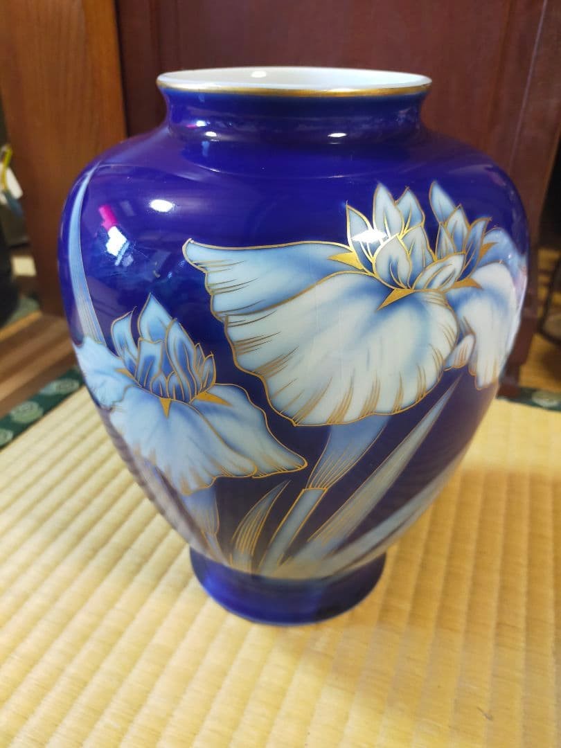 Arita Fukagawa Seiji Porcelain Vase Vessel Japanese Vintage Jar Iris 9.6 inch