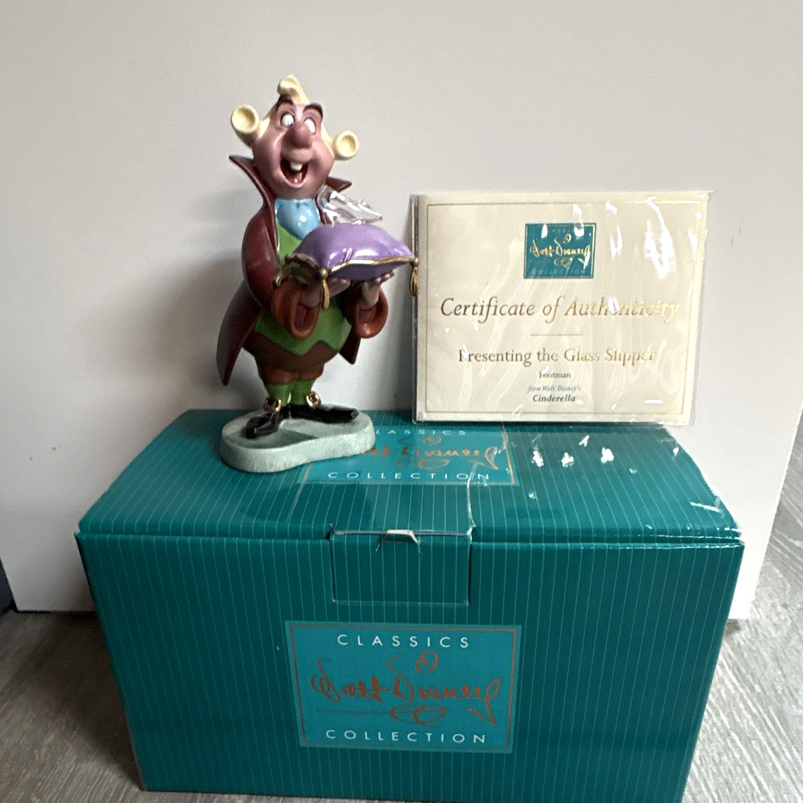 Disney WDCC Cinderella Footman Presenting the Glass Slipper Figurine 6\