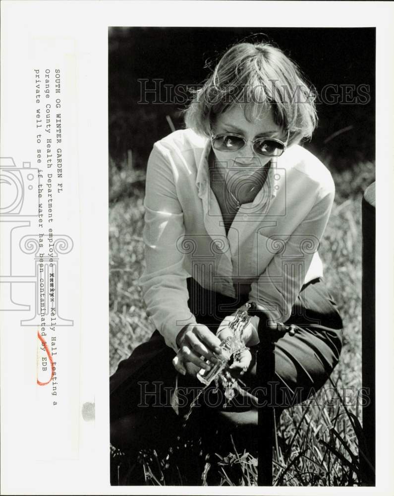 Press Photo Kelly Hall tests well water in Winter Garden, Florida - lrs24472