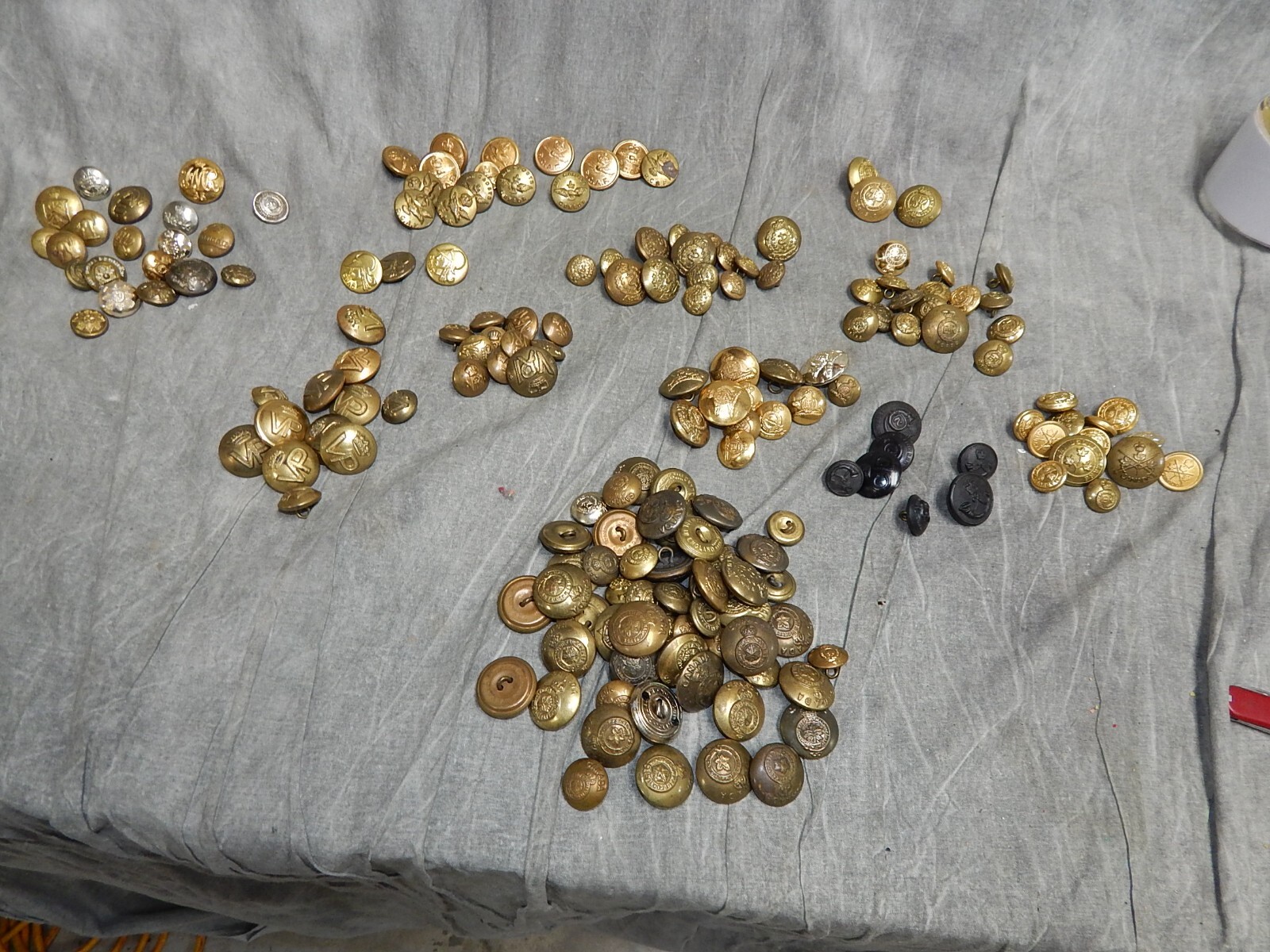 Approx 181 Canada (Canadian) Military buttons WWII era & Other (some older?)