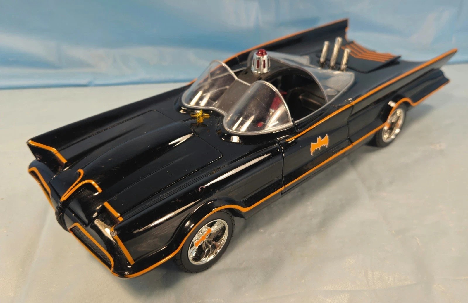 RARE JADA 1960s BATMOBILE WITH WORKING LIGHTS 1/18 -READ AD RARE JADA 1960s BATMOBILE WITH WORKING LIGHTS 1/18 -READ AD