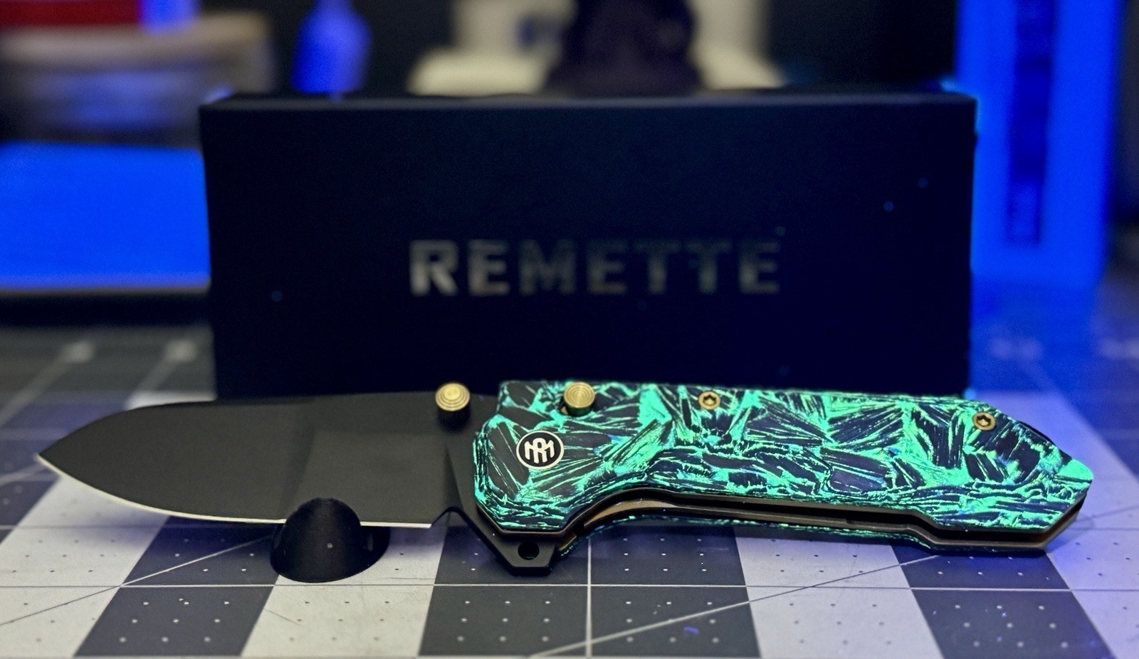 Exclusive–TacKnives/Remette Cosmic–14C28N Glow-in-the-Dark Crushed Carbon Fiber 