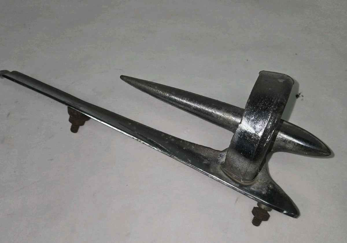 1948-50 Buick Roadmaster Super Bombsite Hood Ornament OEM GM 1338878 1948-50 Buick Roadmaster Super Bombsite Hood Ornament OEM GM 1338878