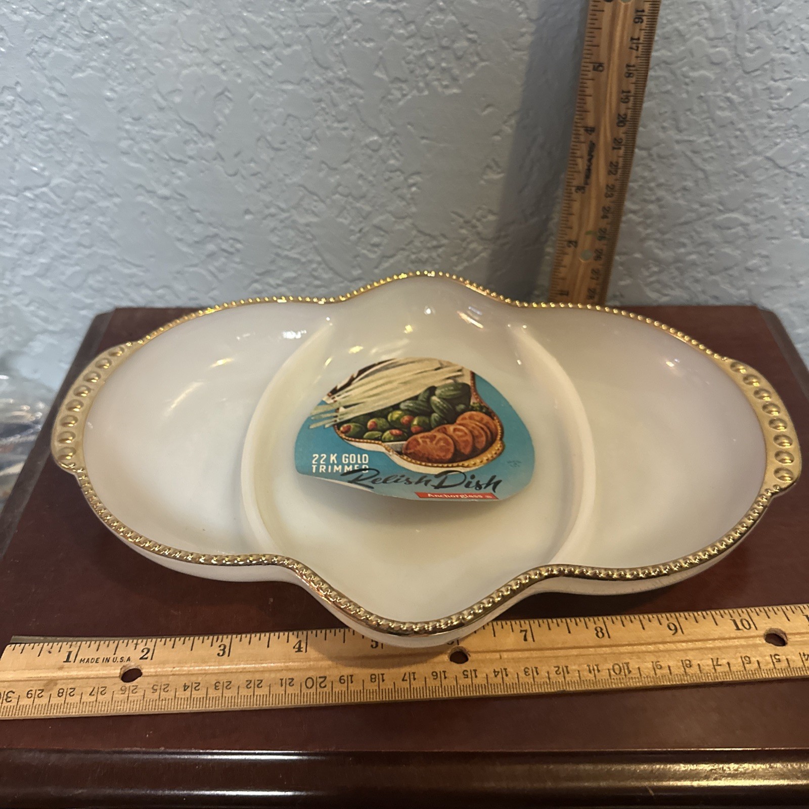 Vintage Anchorglass Devided Relish Dish 22kt. Gold Trim With Sticker In Box. Vintage Anchorglass Devided Relish Dish 22kt. Gold Trim With Sticker In Box.