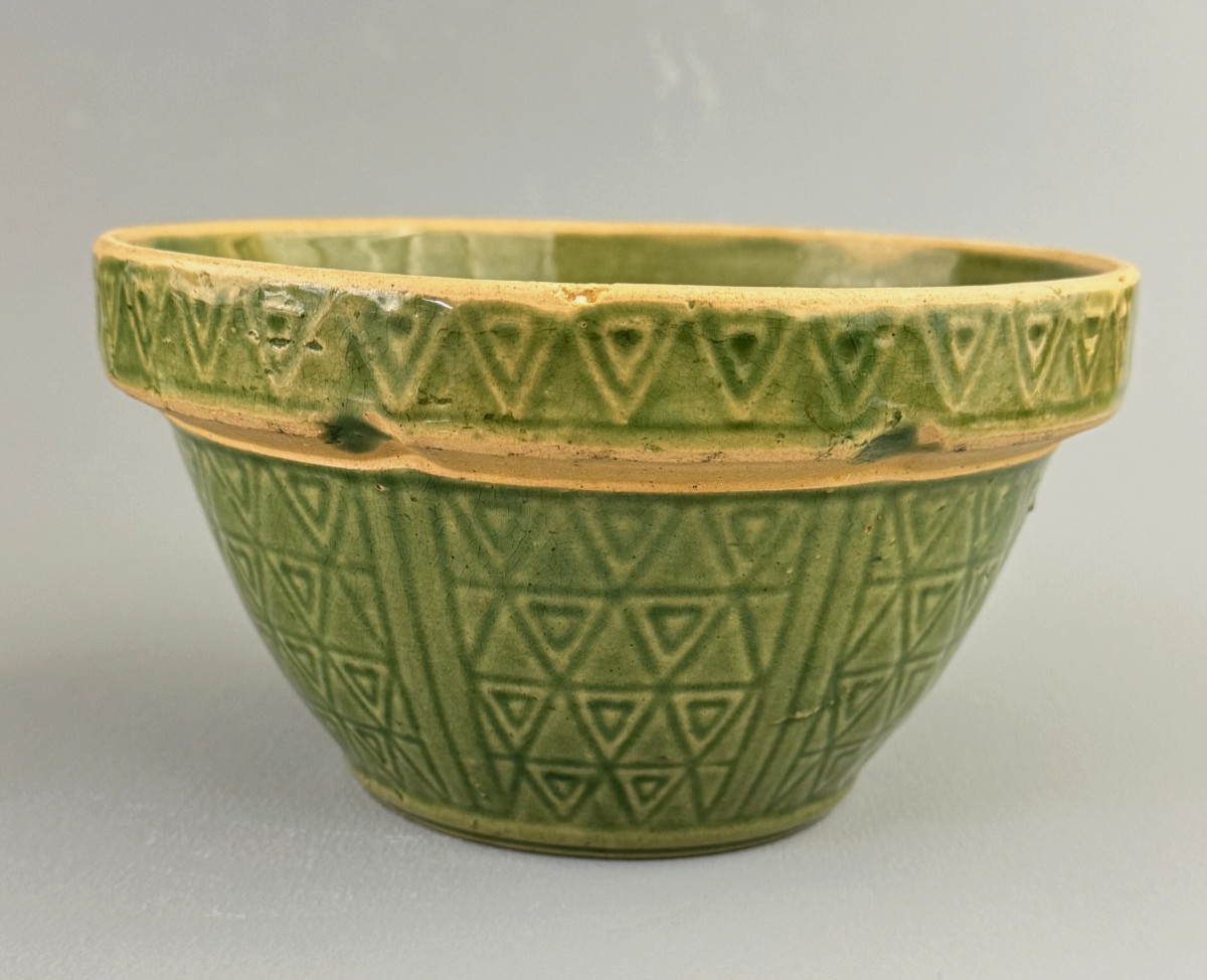 McCoy? USA Pottery Hearts & Triangles Green Glazed Yellowware Mixing Bowl 4x7\'\'