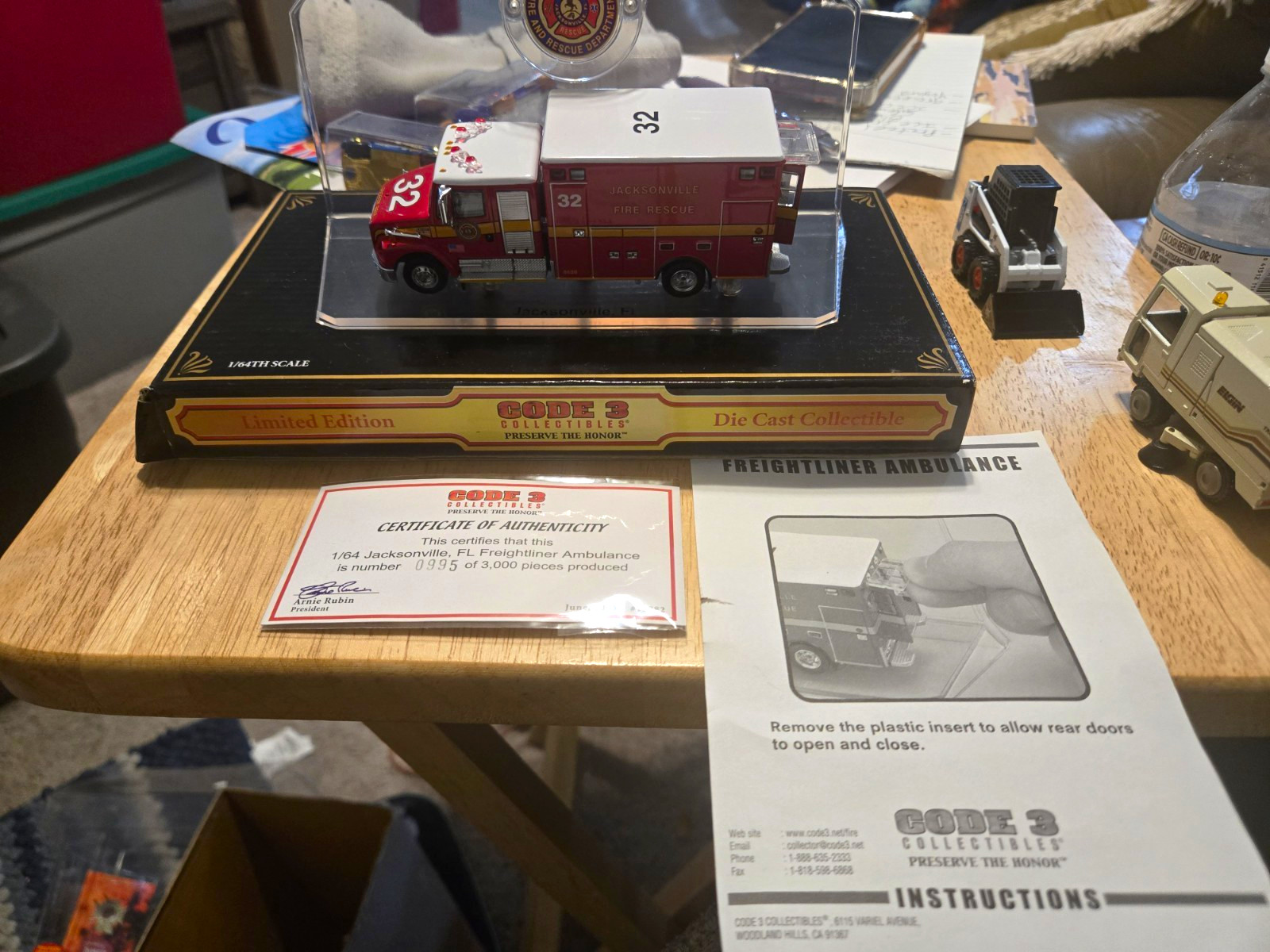 Code 3 Collectibles 1/64 Jacksonville Freightliner Ambulance 2003 Rescue