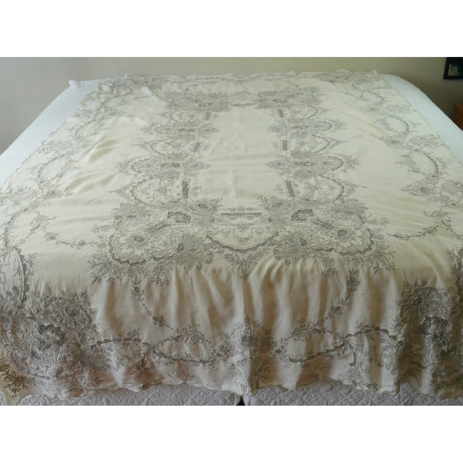 Vintage Madiera Embroidered Tablecloth Large Cutwork Lace Cream Floral 98 x 62