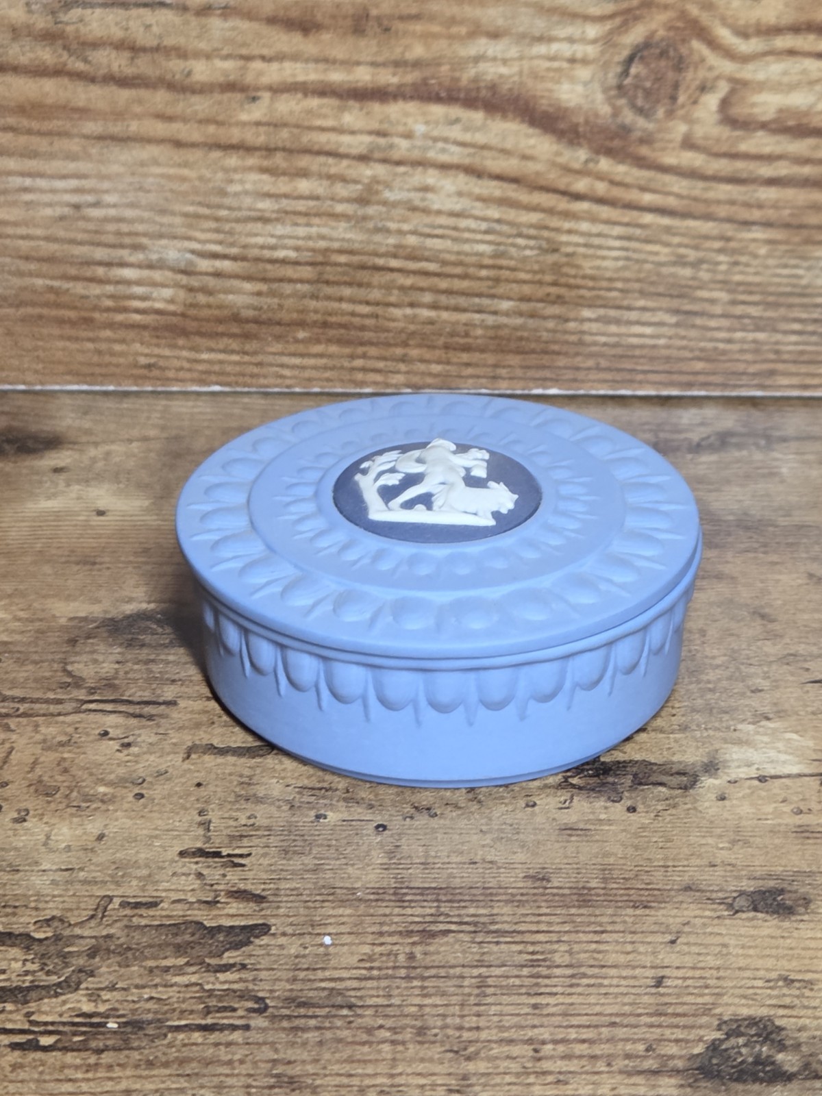 Wedgwood Jasperware Bicentenary Round Two Tone Blue Box Classical Motif