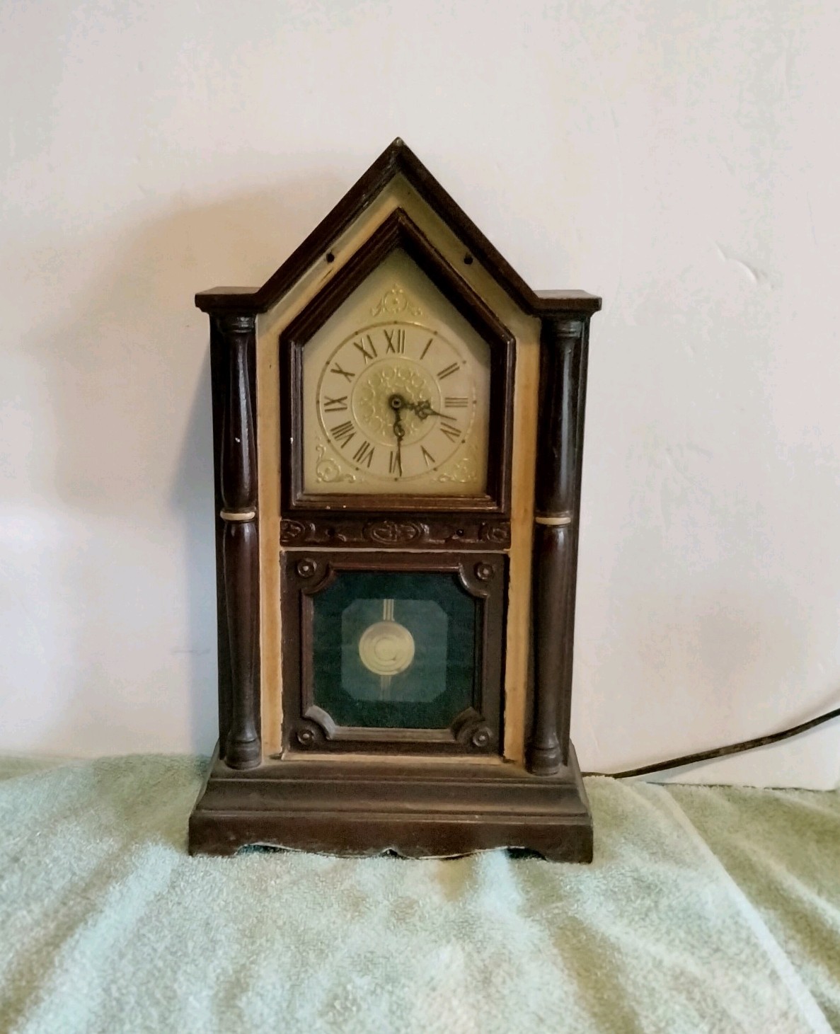Vintage Boyco Inc The Colonial Shelf Clock  \