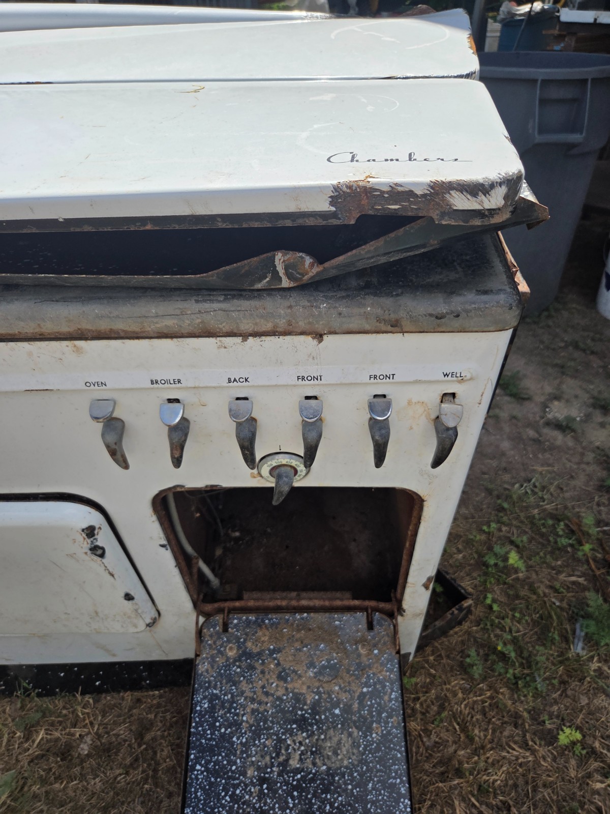 Vintage Chambers Stove B Model Thumb Latches (1946) Will require restoration.