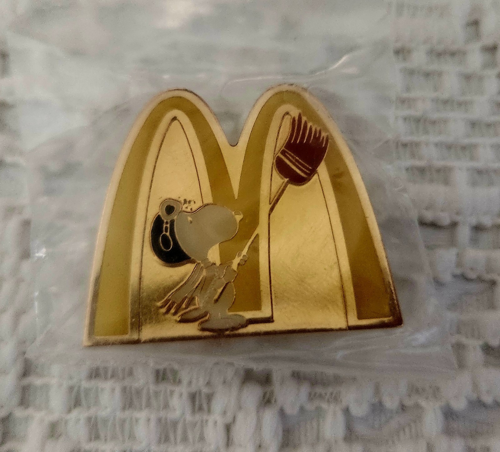 Rare Peanuts McDonald's Snoopy 2002 Pin Snoopy Cleaning the Golden Arches Rare Peanuts McDonald's Snoopy 2002 Pin Snoopy Cleaning the Golden Arches
