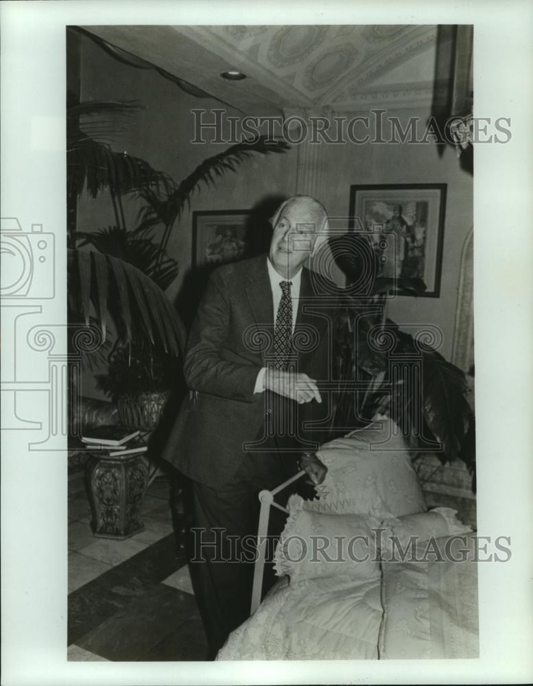 1987 Press Photo Hubert de Givenchy, Fashion Designer - noa90450 1987 Press Photo Hubert de Givenchy, Fashion Designer - noa90450