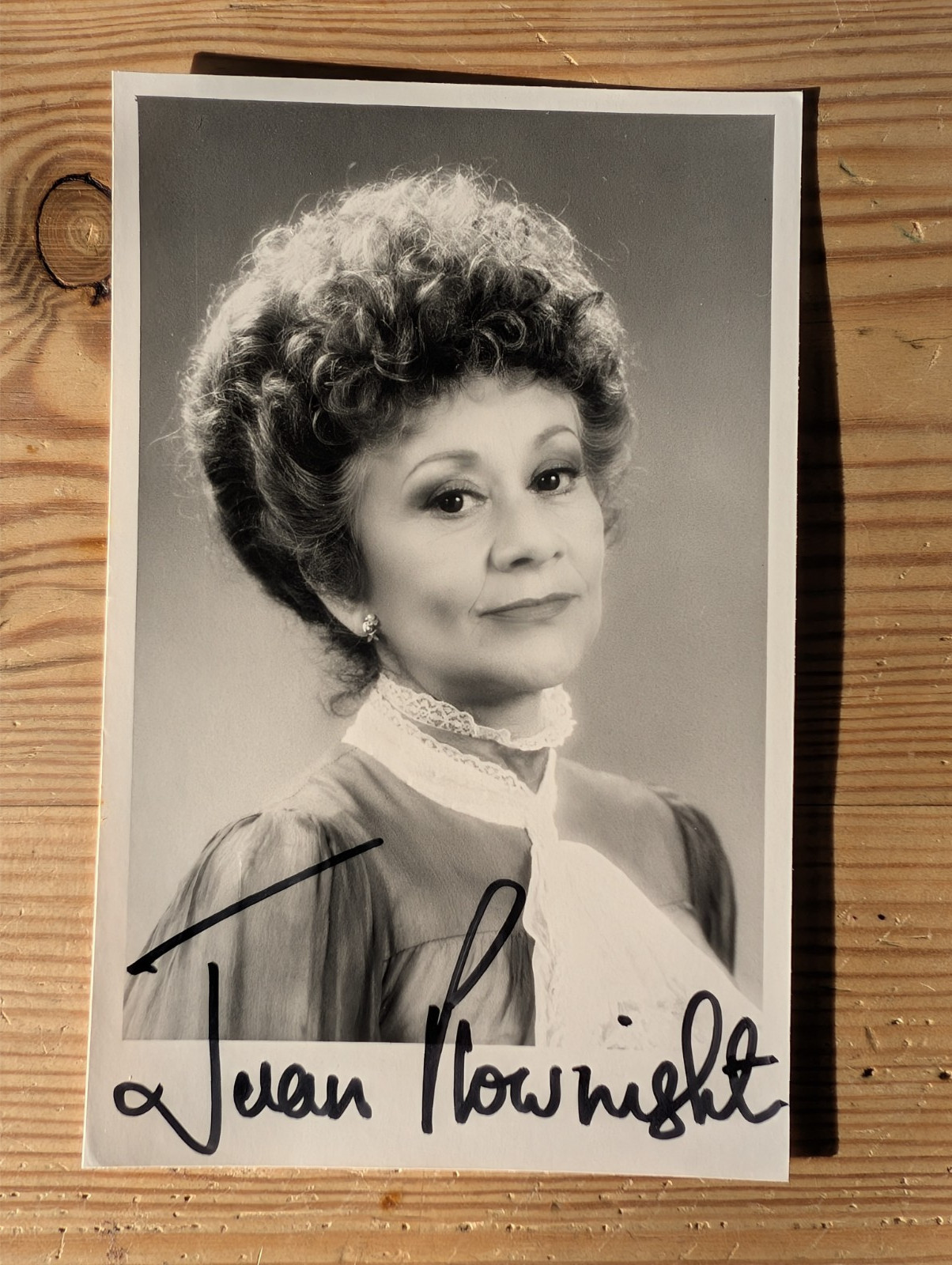 Joan Plowright hand signed 5.5x3.5 photo - Enchanted April, 101 Dalmatians Joan Plowright hand signed 5.5x3.5 photo - Enchanted April, 101 Dalmatians