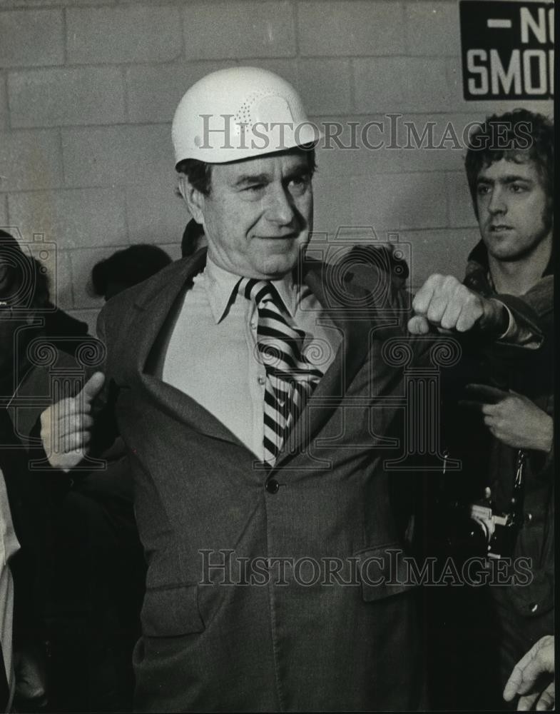 1990 Press Photo President George Bush Touring West Bend Creamer on Campaign