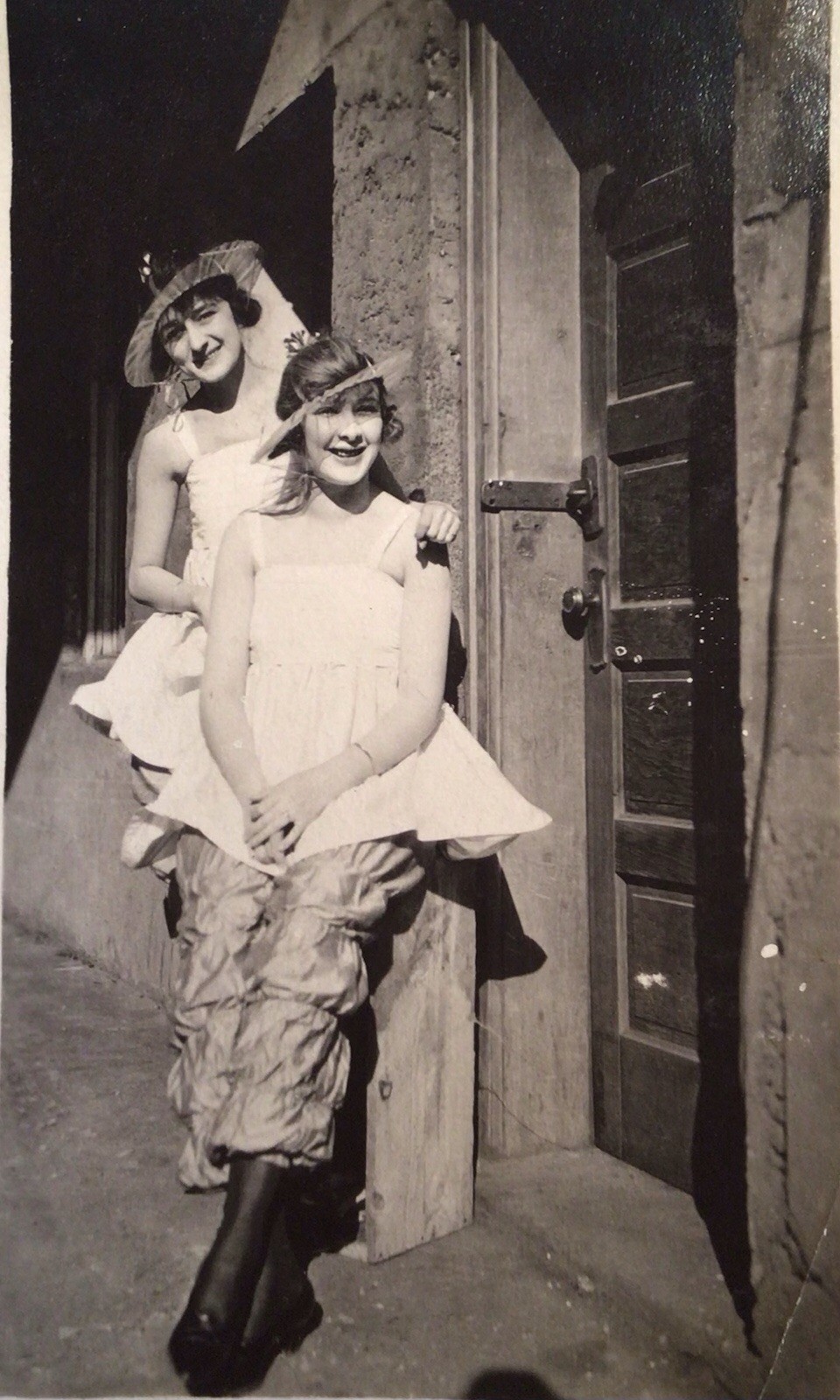 1910’s Antique PHOTO Two Pretty Edwardian Ladies Pose Wearing Hats Fashionistas