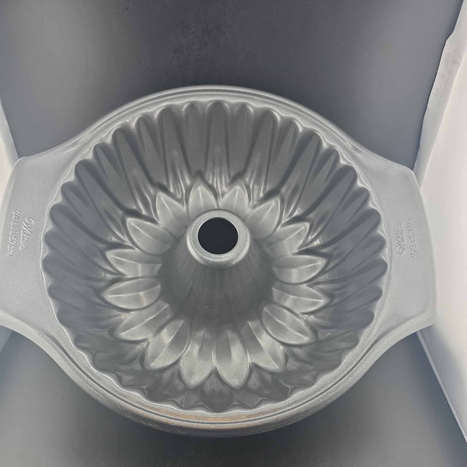 Wilton Sunflower Bundt Cake Pan 9.75\ Wilton Sunflower Bundt Cake Pan 9.75\
