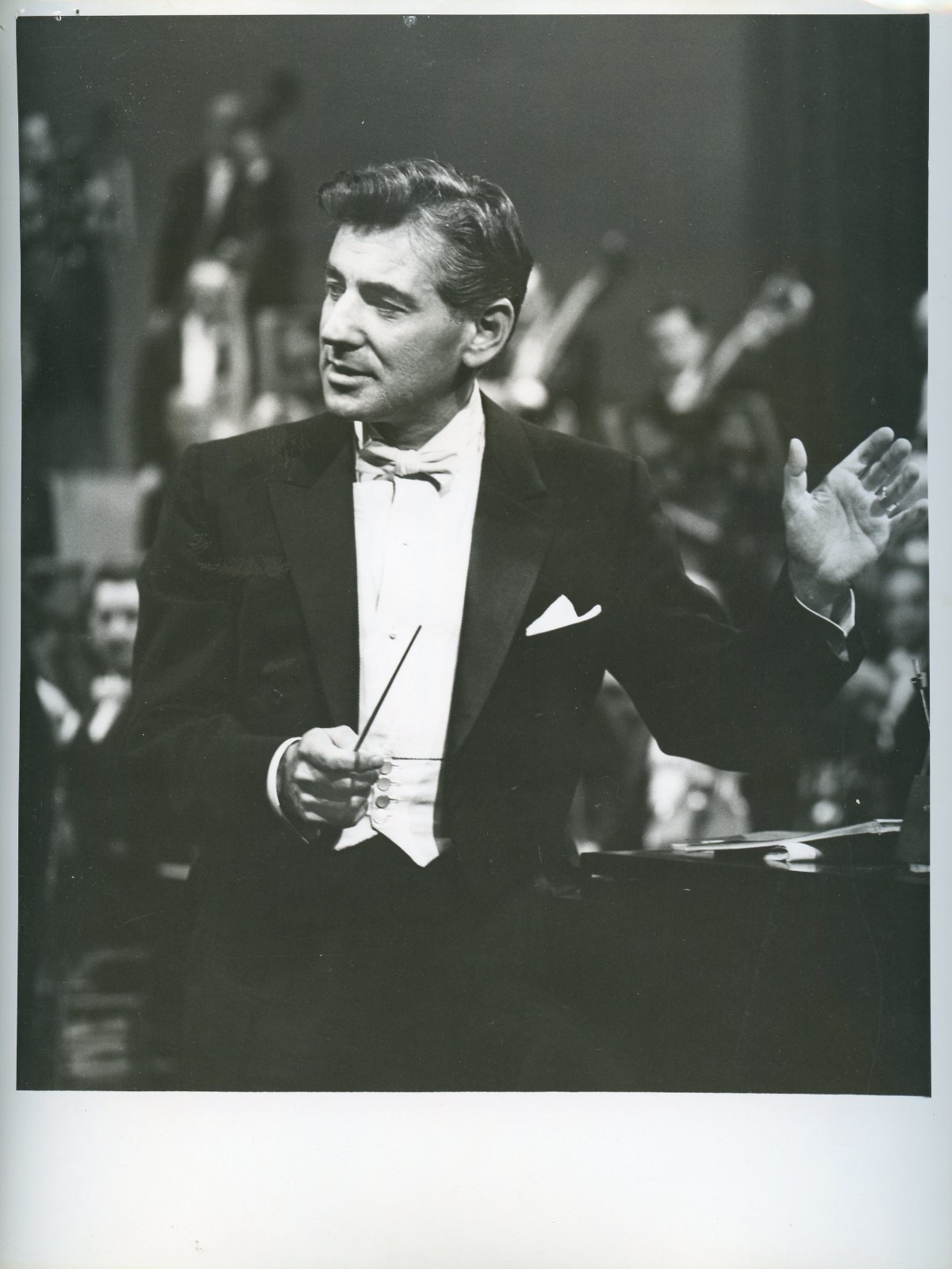 LEONARD BERNSTEIN 7x9 b/w Press Photograph
