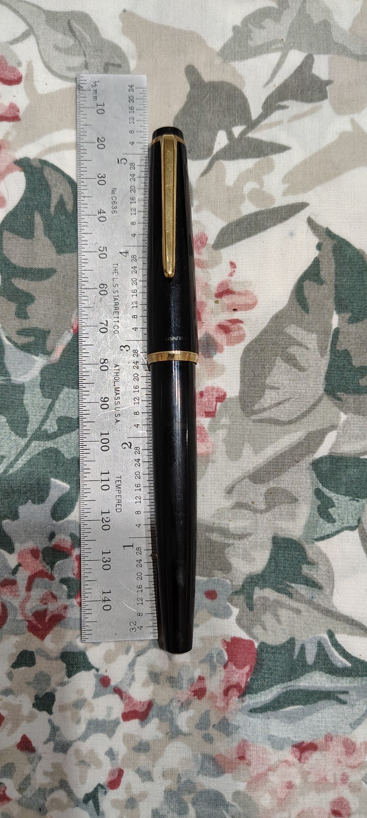 GENUINE MONTBLANC 32 BLACK RESIN FOUNTAIN PEN MEDIUM 14K GOLD NIB GERMANY