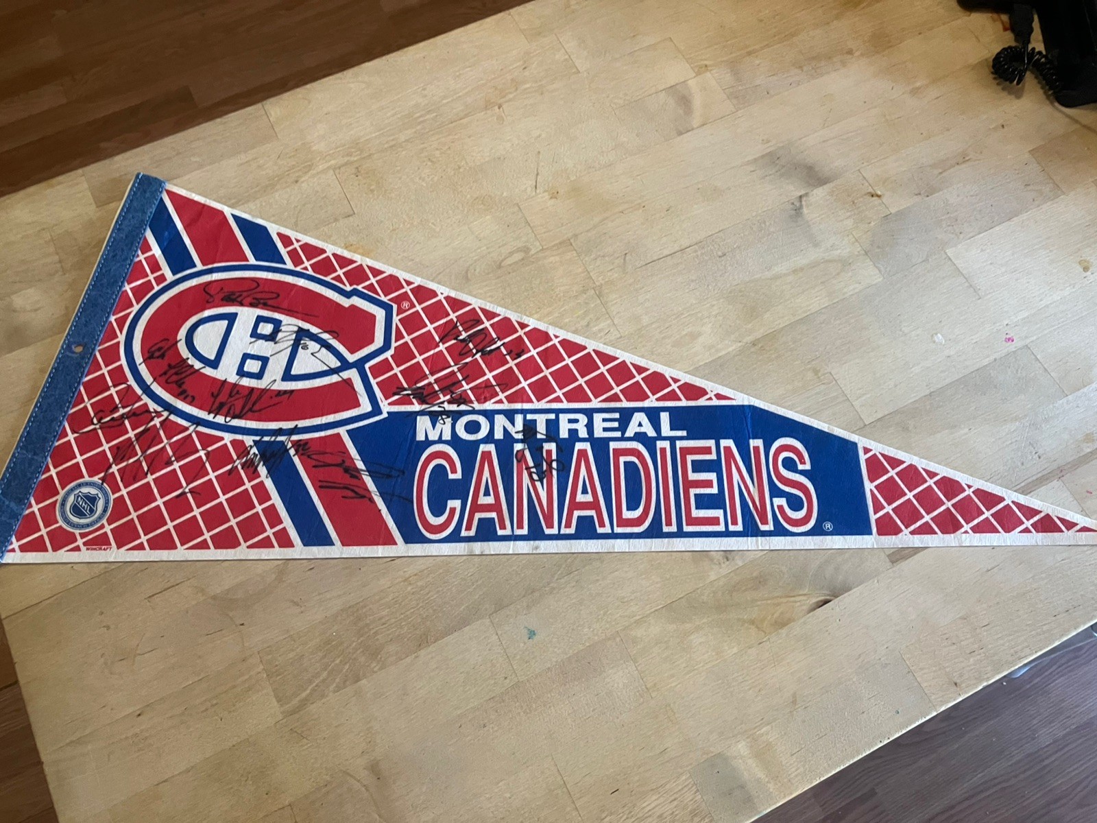 RARE VINTAGE SIGNED MONTREAL CANADIENS NHL PENNANT - Patrick Roy +++ RARE VINTAGE SIGNED MONTREAL CANADIENS NHL PENNANT - Patrick Roy +++