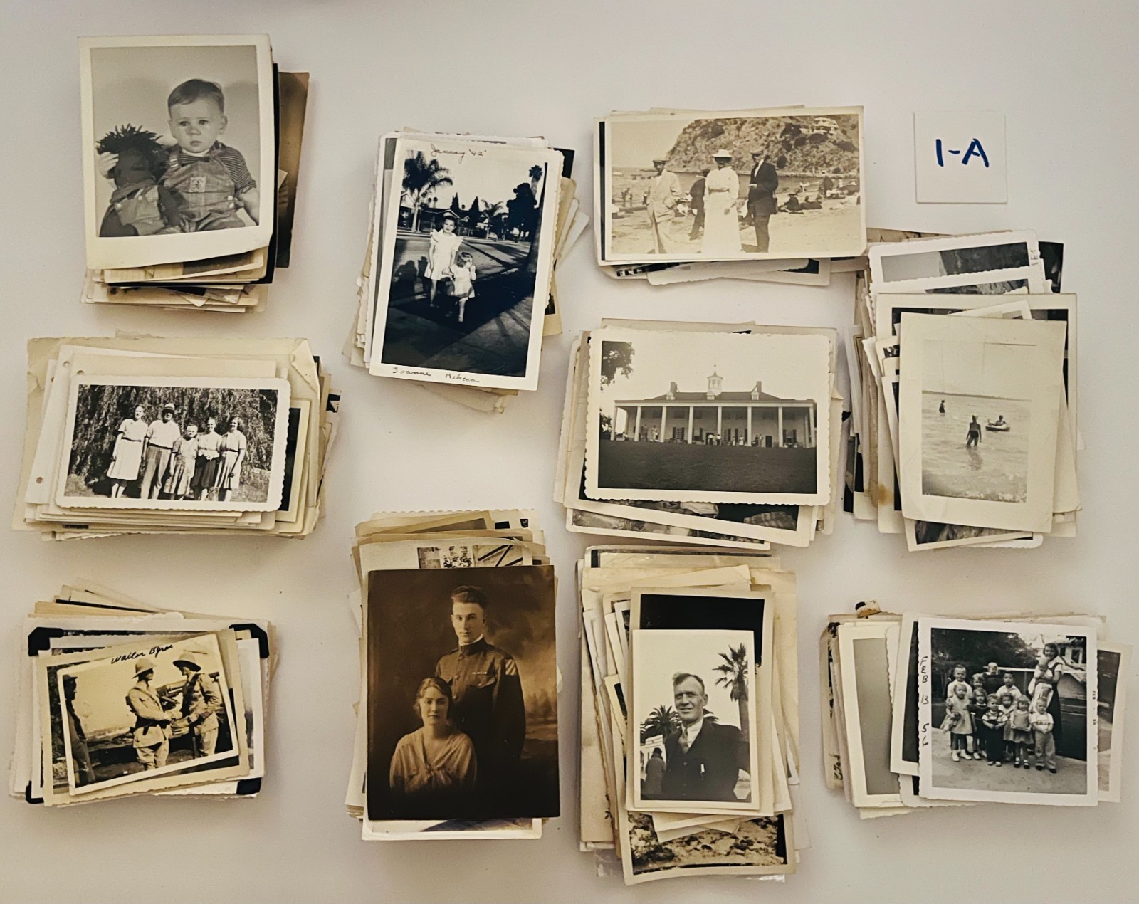 Huge Lot of 500+ black & white Vintage SNAPSHOTS / PHOTOGRAPHS   (lot 1-A)