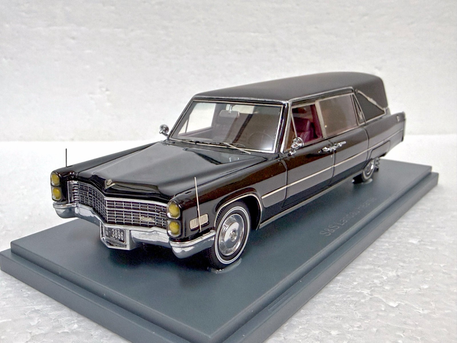 Defective Neo Scale Models 43896 S&S Landau Hearse Cadillac 1/43 scale model car
