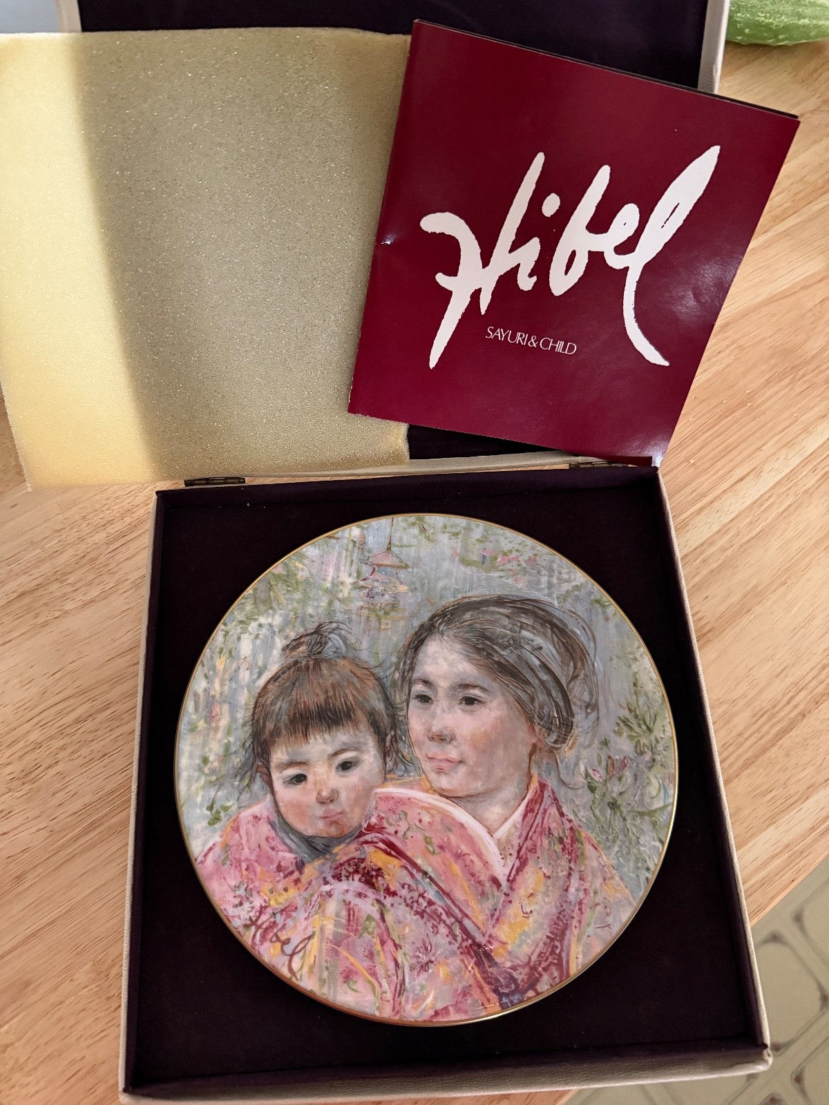Brand NewRoyal Doulton (Sayuria & Child) 1974 Plate #10438 Brand NewRoyal Doulton (Sayuria & Child) 1974 Plate #10438