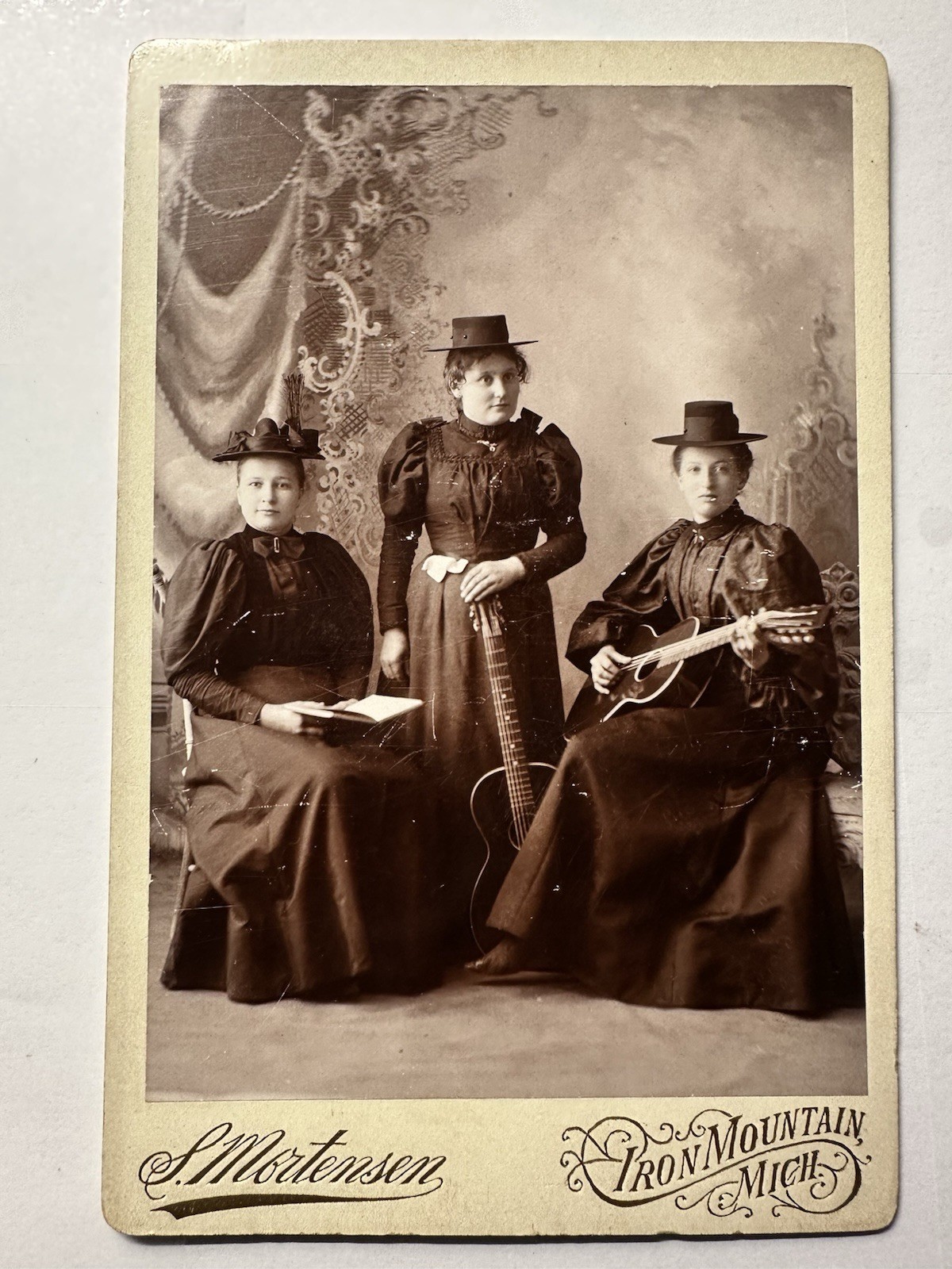 IRON MOUNTAIN MICHIGAN WOMEN Guitar Musician Funny Hats 1890S CABINET CARD Photo IRON MOUNTAIN MICHIGAN WOMEN Guitar Musician Funny Hats 1890S CABINET CARD Photo
