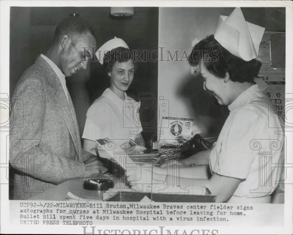 1954 Press Photo Milwaukee Braves Bill Bruton signs autographs for nurses, WI 1954 Press Photo Milwaukee Braves Bill Bruton signs autographs for nurses, WI