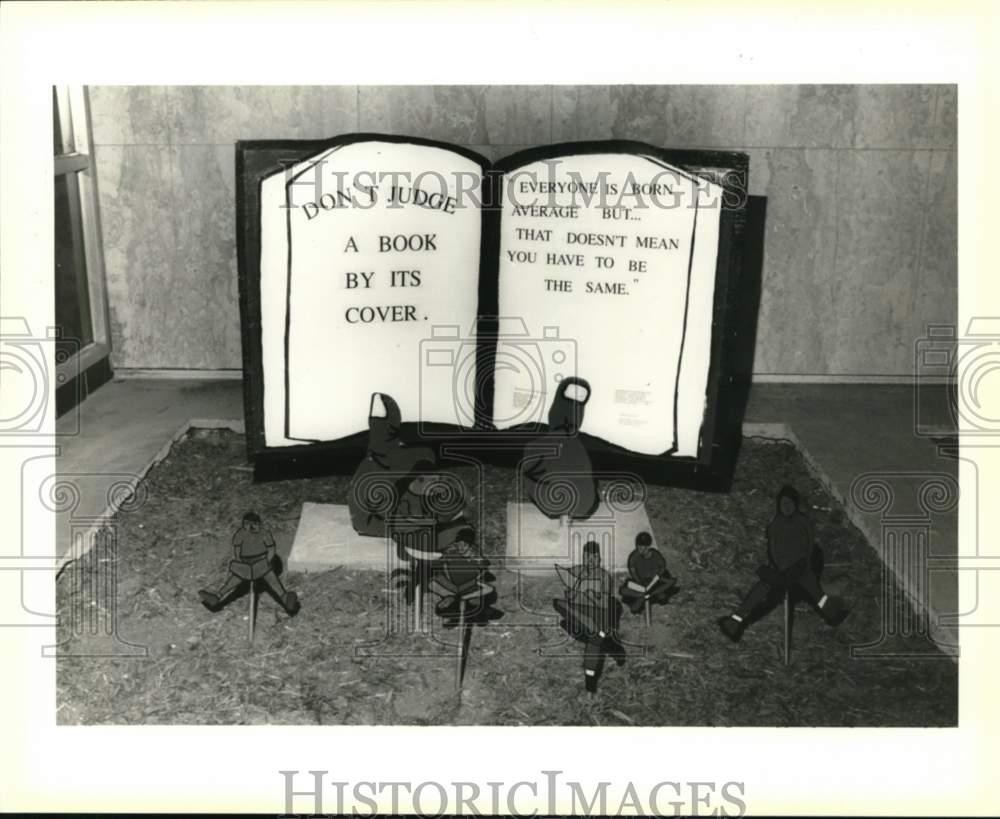 1994 Press Photo Detail of Sculptures in front of the Library at SUNO.