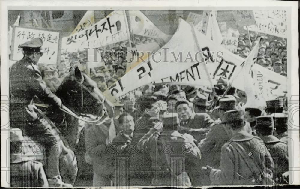1961 Press Photo South Korean mounted police pushing back demonstrators in Seoul