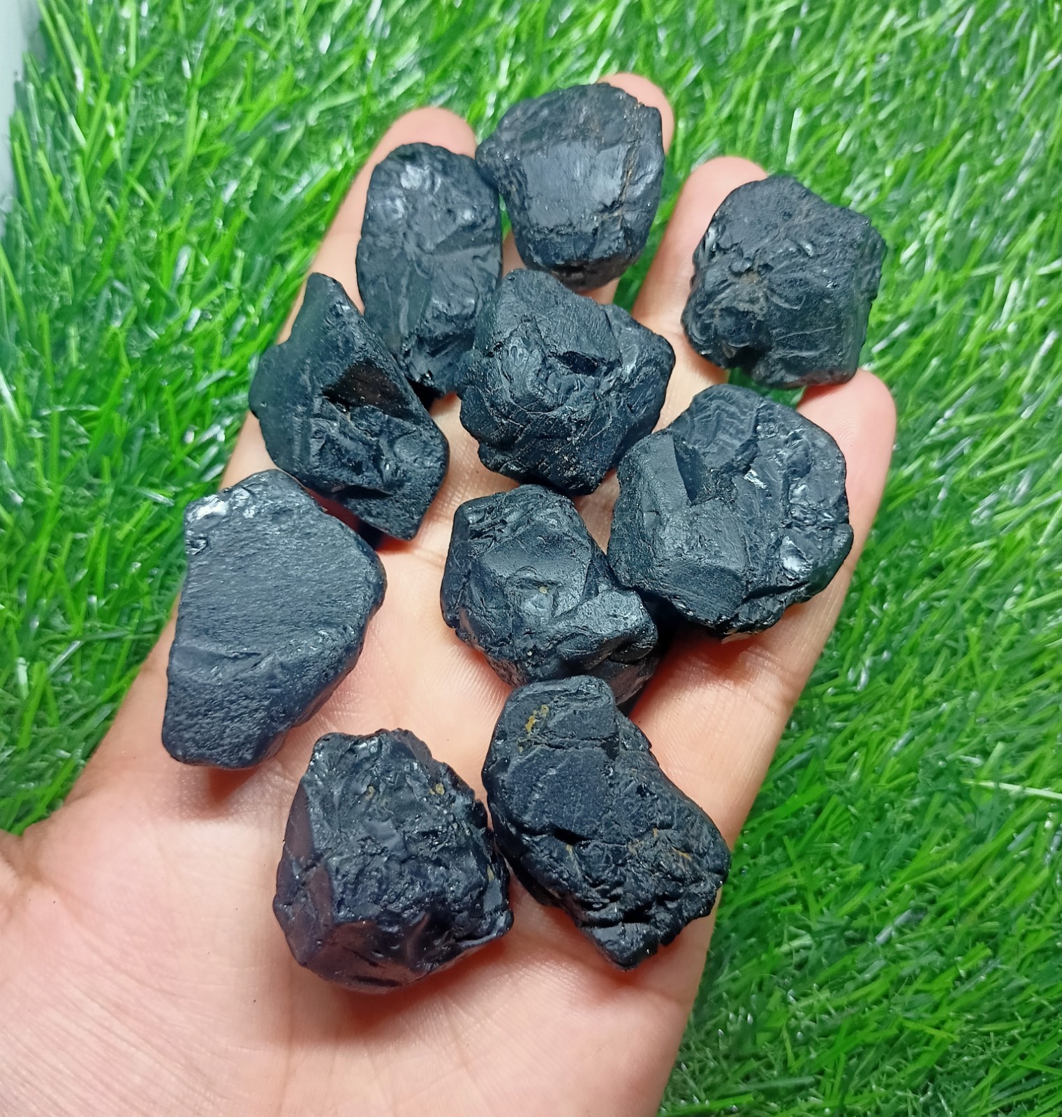 10Pcs (25-35mm) Natural Rough Black Spinel Crystals: