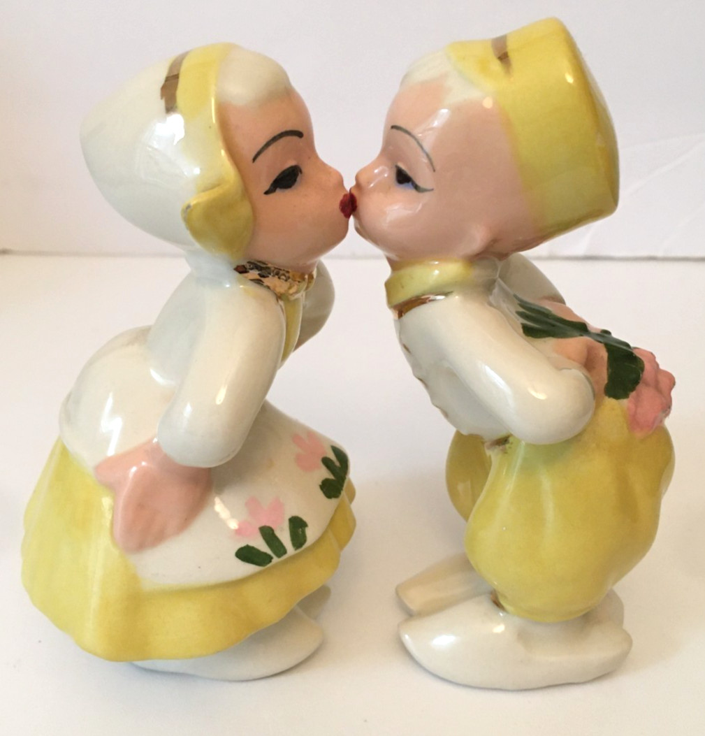 Vintage Yellow Kissing Dutch Boy And Girl Figurines Tiny Chips Gold Trim 5\