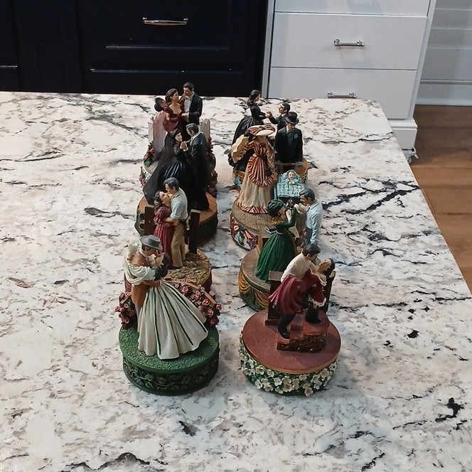 Vintage “Gone With The Wind” Figurines Avon Images Of Hollywood Scarlett & Rhett