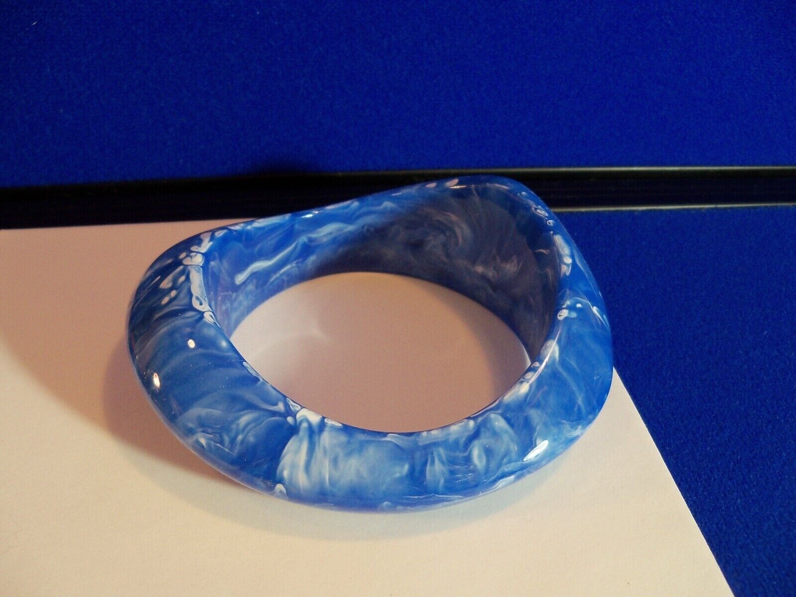 Bangle Bracelet Statement Chunky Asymmetrical Marbled Blue White vtg Retro Mod