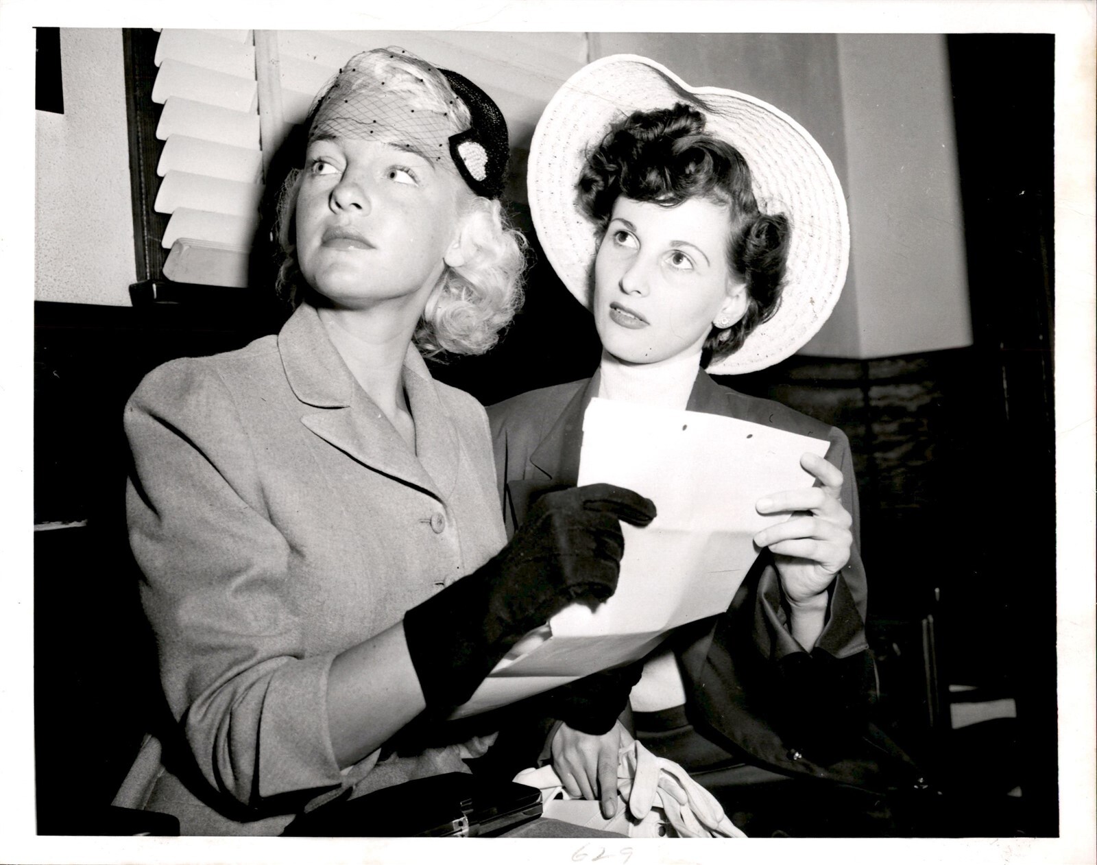LD346 1952 Original Photo BARBARA REYNOLDS WINS DIVORCE FROM RICHARD E REYNOLDS LD346 1952 Original Photo BARBARA REYNOLDS WINS DIVORCE FROM RICHARD E REYNOLDS